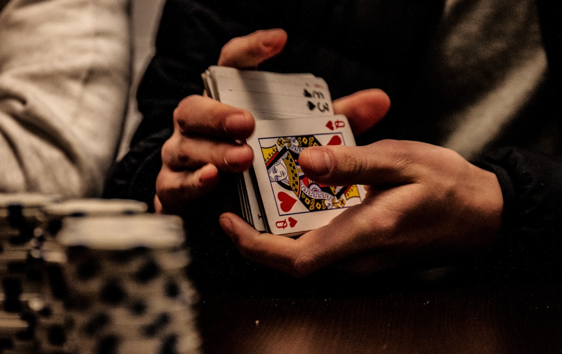 Kartu As hati dan kerajaan di atas meja poker hijau