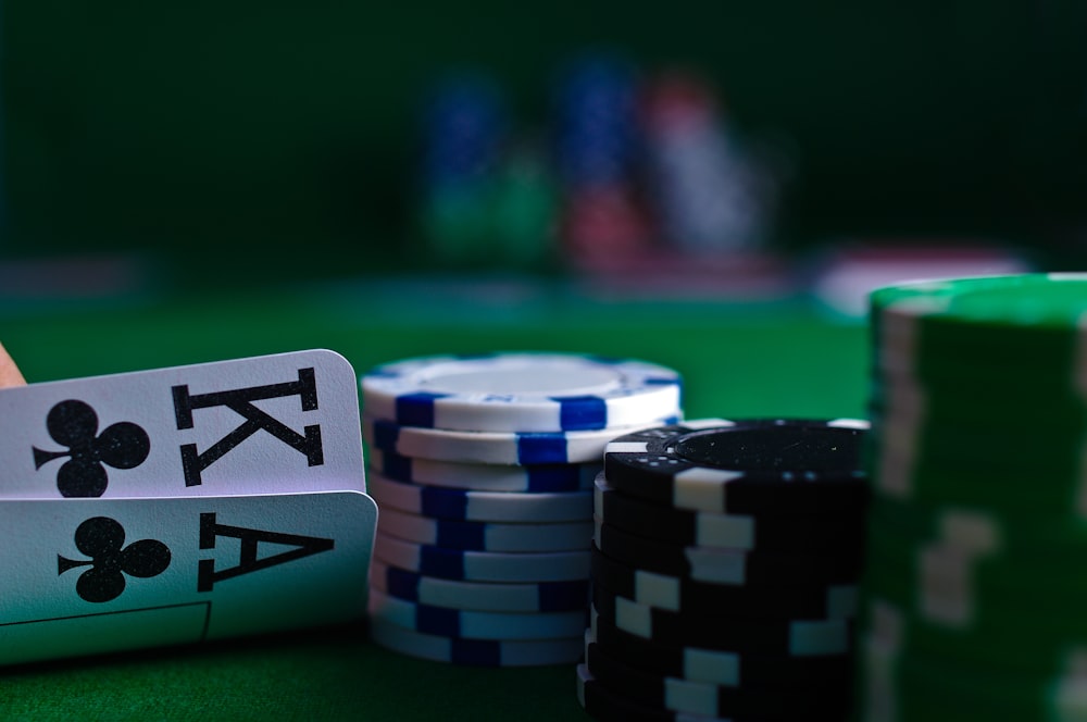Susunan kartu remi dan chip di atas meja bermain poker