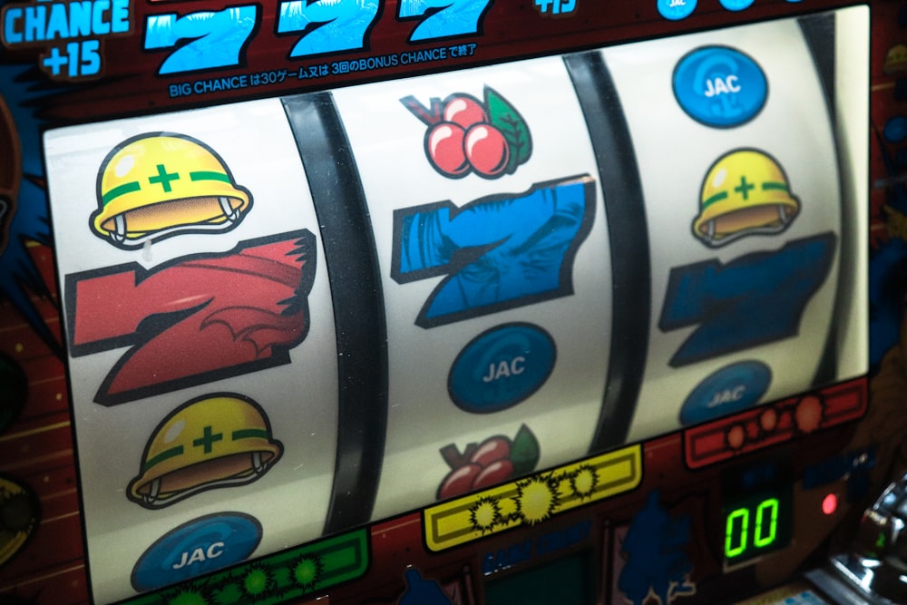 Layar mesin slot menampilkan simbol tujuh sebagai contoh tampilan permainan